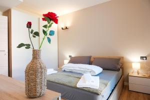 En eller flere senge i et værelse på Costa Blu-Pool and Terrace with Lake View