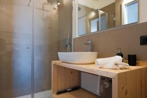 Et badeværelse på Costa Blu-Pool and Terrace with Lake View + 27 billeder