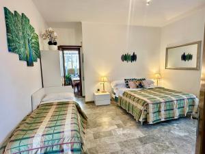 - une chambre avec 2 lits et une table dans l'établissement Penthouse Salus sea view terrace, à Lido di Ostia