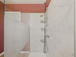 ein Badezimmer mit Dusche mit Glastür in der Unterkunft Maison de vacances à Saint Hilaire de Riez in Saint-Hilaire-de-Riez + 14 Fotos