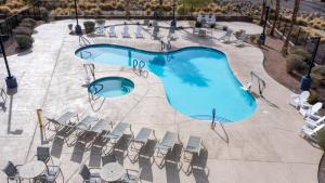 an overhead view of a swimming pool with chairs and tables at Holiday Inn Express Hotel and Suites - Henderson by IHG in Las Vegas