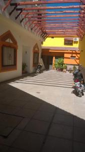 un edificio con una motocicleta estacionada en el patio en Apart Ma & Cris en Termas de Río Hondo