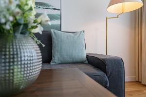 沙博伊茨Haus Meeresstrand Buddelschiff的客厅配有沙发和花瓶