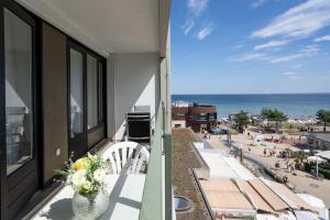 沙博伊茨Haus Meeresstrand Buddelschiff的享有海滩景色的建筑阳台