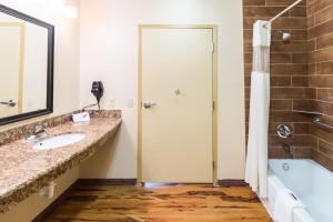 Koupelna v ubytování Motel 6-Joshua, TX