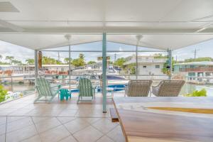 Balkón nebo terasa v ubytování Fully Remodeled 3 Bedroom Waterfront home with Boat Dock and Boat Lift