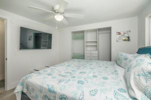 Postel nebo postele na pokoji v ubytování Fully Remodeled 3 Bedroom Waterfront home with Boat Dock and Boat Lift