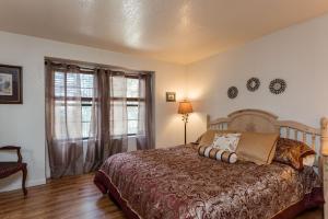 1 dormitorio con cama y ventana en Inside Yosemite Mountain Beauty, en Yosemite West