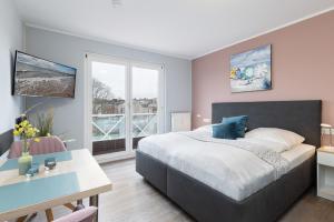 Postel nebo postele na pokoji v ubytování Strandhotel Laboe Nr 21