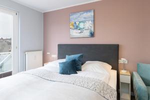 Postel nebo postele na pokoji v ubytování Strandhotel Laboe Nr 21
