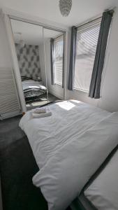 Uma cama ou camas num quarto em Hello Middlesbrough