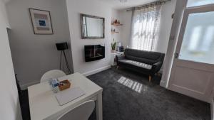 uma sala de estar com um sofá e uma cadeira em Hello Middlesbrough em Middlesbrough