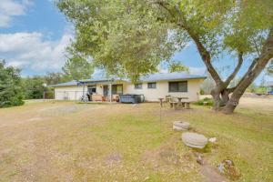 Zahrada ubytování Boat, Fish and Golf Coarsegold Retreat with Hot Tub