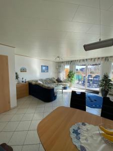 ein Wohnzimmer mit Sofa und Tisch in der Unterkunft Haus Paradieskoppel 9223 - Bannesdorf in Niendorf