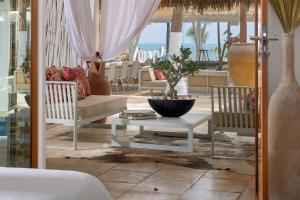 Uma área de estar em The Chili Beach Private Resort
