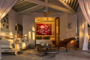 Uma área de estar em The Chili Beach Private Resort