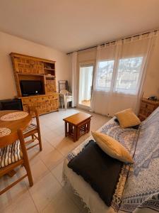 a living room with a couch and a table at Appartement proche Port dans le Centre ville in Girona