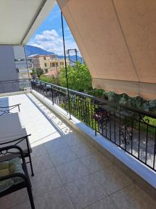 FaraíAvras experiense 6的带桌子和景观的阳台