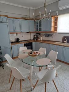 FaraíAvras experiense 6的厨房里有一张桌子和几把椅子