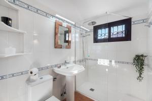 een witte badkamer met een wastafel en een douche bij Villa del Mar Palm Mar in Palm-mar +20 foto's