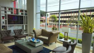 Ein Sitzbereich in der Unterkunft Ramada Plaza by Wyndham Panama Punta Pacifica