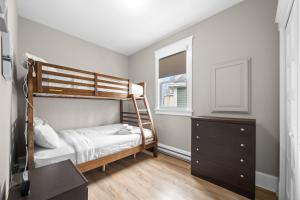 Ένα ή περισσότερα κρεβάτια σε δωμάτιο στο The Cedar - 6 Hollow