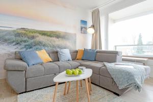 沙博伊茨Haus Meeresstrand Wohnung 106的客厅里有一张沙发和一张桌子。