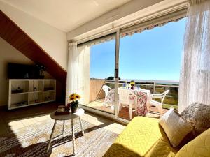 Posezení v ubytování Le Rivage - Vue Océan - Terrasse - Plages - GR34 + 16 fotografií