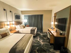 une chambre d'hôtel avec deux lits et une télévision dans l'établissement Rain Rock Casino Resort Hotel, à Yreka 23 autres photos