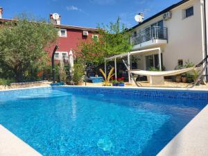 una piscina davanti a una casa di Villa AMore Radini with a private heated saltwater pool and private parking a Brtonigla (Verteneglio)