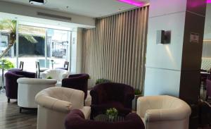 Ein Sitzbereich in der Unterkunft Ramada Plaza by Wyndham Panama Punta Pacifica