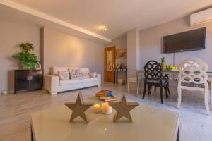 TV a/nebo společenská místnost v ubytování Apartamento con parking y terrazas con vistas a todo Tarifa