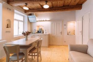 una cucina e una sala da pranzo con tavolo e sedie di Apartmány Nathan a Třebíč