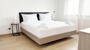 Un dormitorio con una cama grande con sábanas blancas. en DakarByDays DBD011 Appartement Astou 3 chambres, en Dakar 12 fotos más