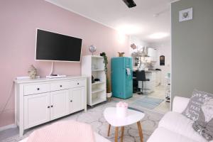 ブラズィリアンにあるMien Leevのリビングルーム(白いキャビネットの上にテレビ付)