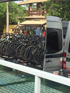 Un montón de bicicletas están aparcadas en un soporte en Pousada Gaivotas do Guaraú, en Peruíbe 36 fotos más