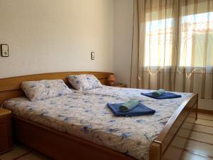a bedroom with a bed with blue towels on it at Casa con piscina privada a 1 km de la playa in Miami Platja +32 photos