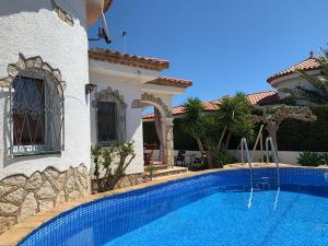 a swimming pool in front of a house at Casa con piscina privada a 1 km de la playa in Miami Platja