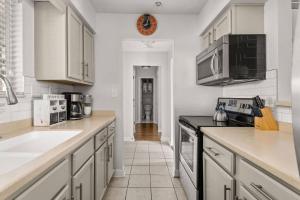 eine Küche mit weißen Schränken und einer Arbeitsplatte in der Unterkunft Riverfront 786 in Nashville