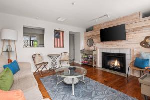 ein Wohnzimmer mit Kamin und Fernseher in der Unterkunft Riverfront 786 in Nashville