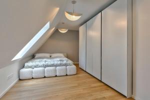 a bedroom with a bed in the middle of a staircase at Apartment Rehwiese in Burg