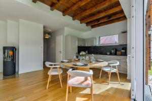 a kitchen and dining room with a table and chairs at Apartment Rehwiese in Burg
