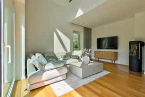 a living room with a couch and a tv at Apartment Rehwiese in Burg
