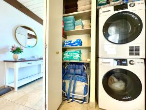 een wasruimte met wasmachine en droger bij Perch - Alii Kai Loft in Kihei