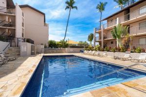 een zwembad op de binnenplaats van een appartementencomplex bij Perch - Alii Kai Loft in Kihei
