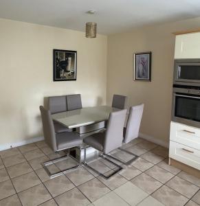 Kuchyň nebo kuchyňský kout v ubytování Serene Home + 9 fotografií