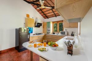 una cocina con una barra con fruta. en Sliceinn Somewhere Together In Biligeri, en Madikeri