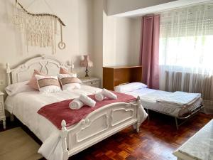 a bedroom with two beds and a window at Parque de los Condes in Monforte de Lemos