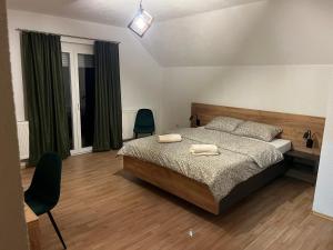 een slaapkamer met een bed met twee handdoeken erop bij Villa EXOTIC in Bihać +23 foto's