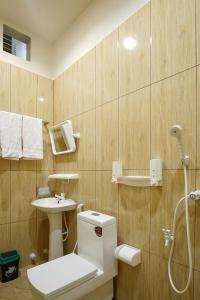 un bagno con wc, lavandino e doccia di Lacasa Villa a Ukulhas